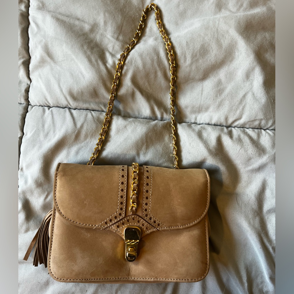Cute nude crossbody with gold chain.